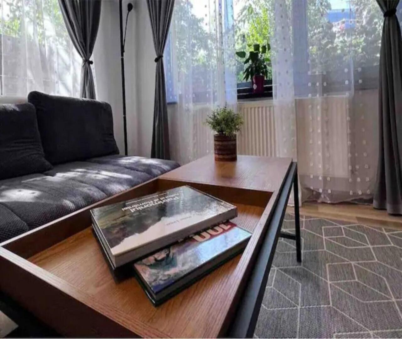 Vila Luminoasa Cu Curte Privata Boekarest Buitenkant foto