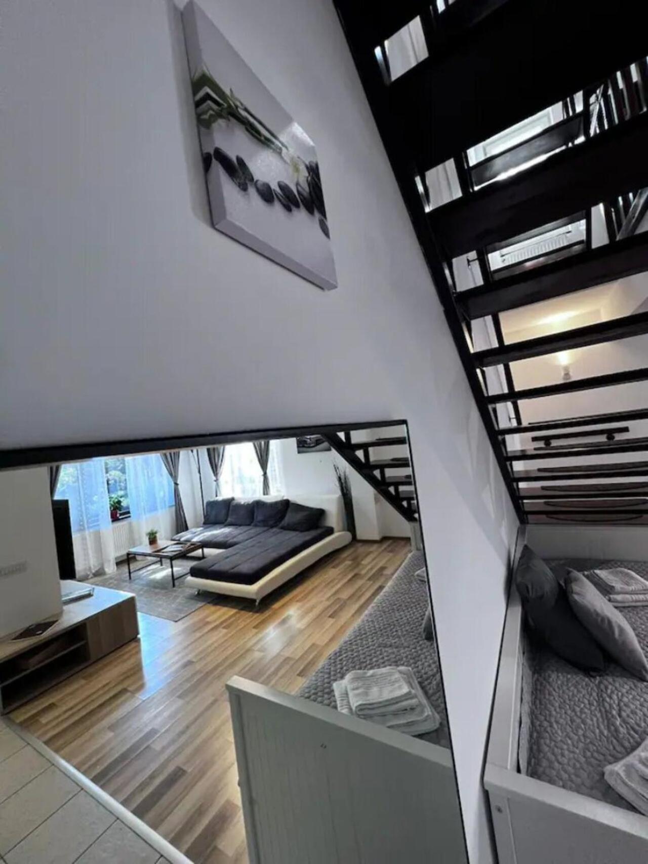 Vila Luminoasa Cu Curte Privata Boekarest Buitenkant foto