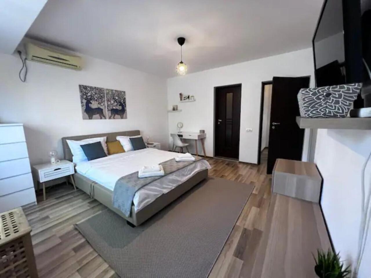 Vila Luminoasa Cu Curte Privata Boekarest Buitenkant foto