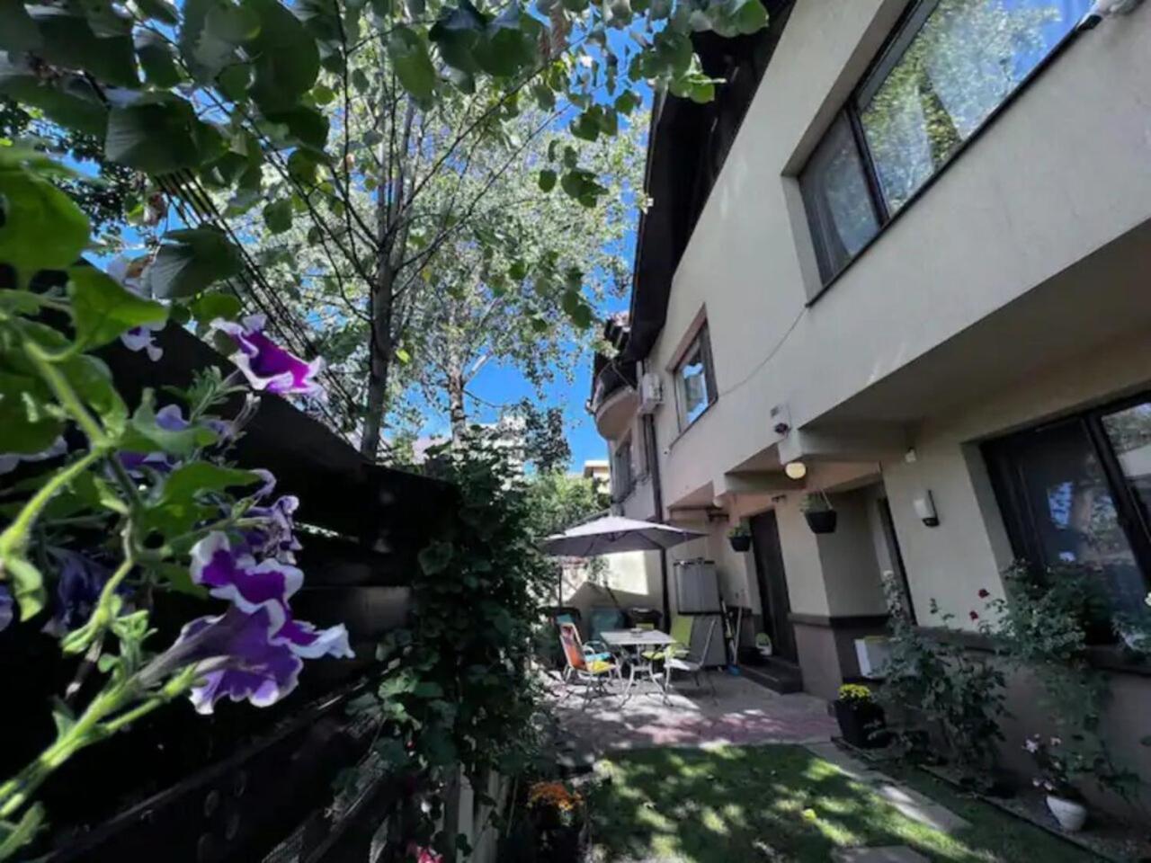 Vila Luminoasa Cu Curte Privata Boekarest Buitenkant foto