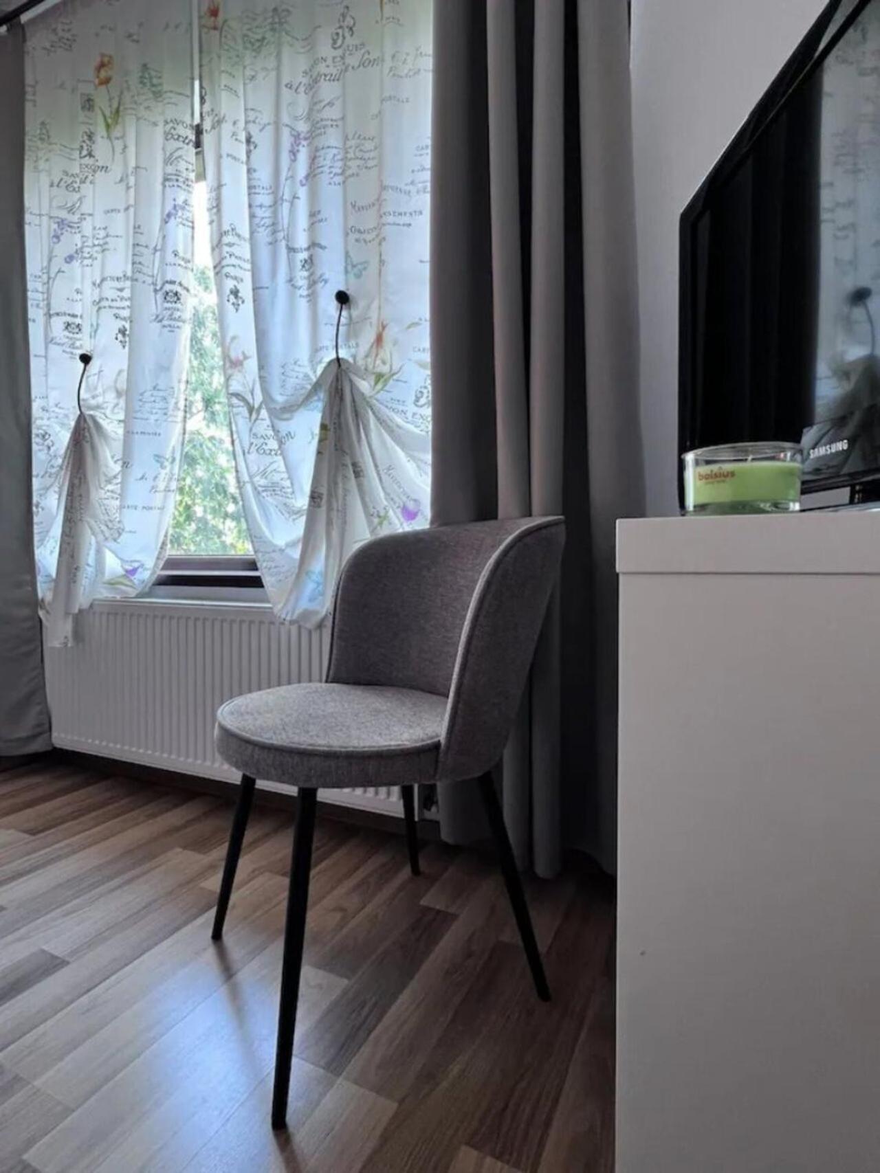 Vila Luminoasa Cu Curte Privata Boekarest Buitenkant foto