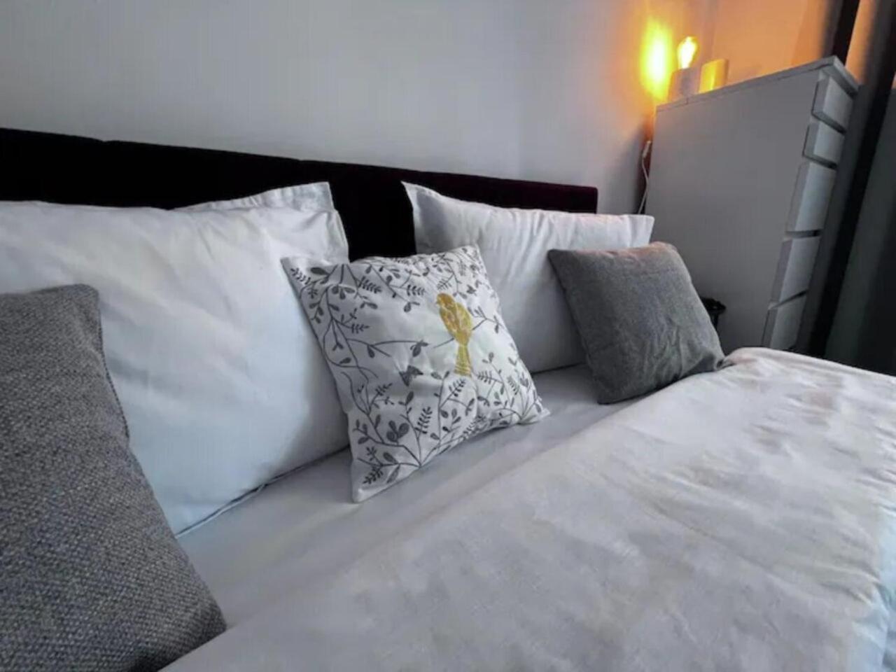 Vila Luminoasa Cu Curte Privata Boekarest Buitenkant foto
