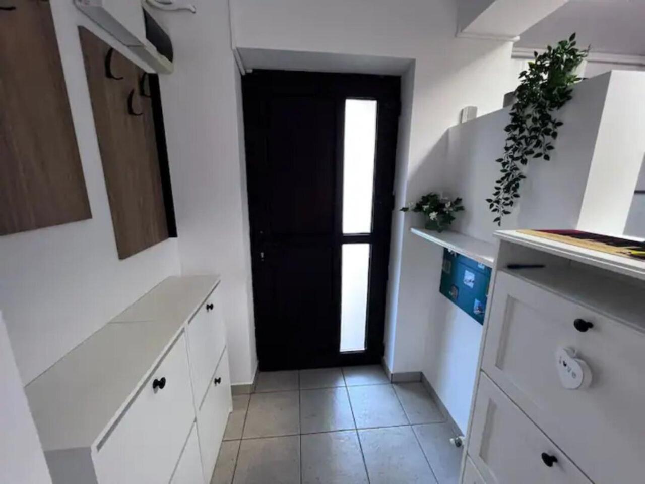 Vila Luminoasa Cu Curte Privata Boekarest Buitenkant foto