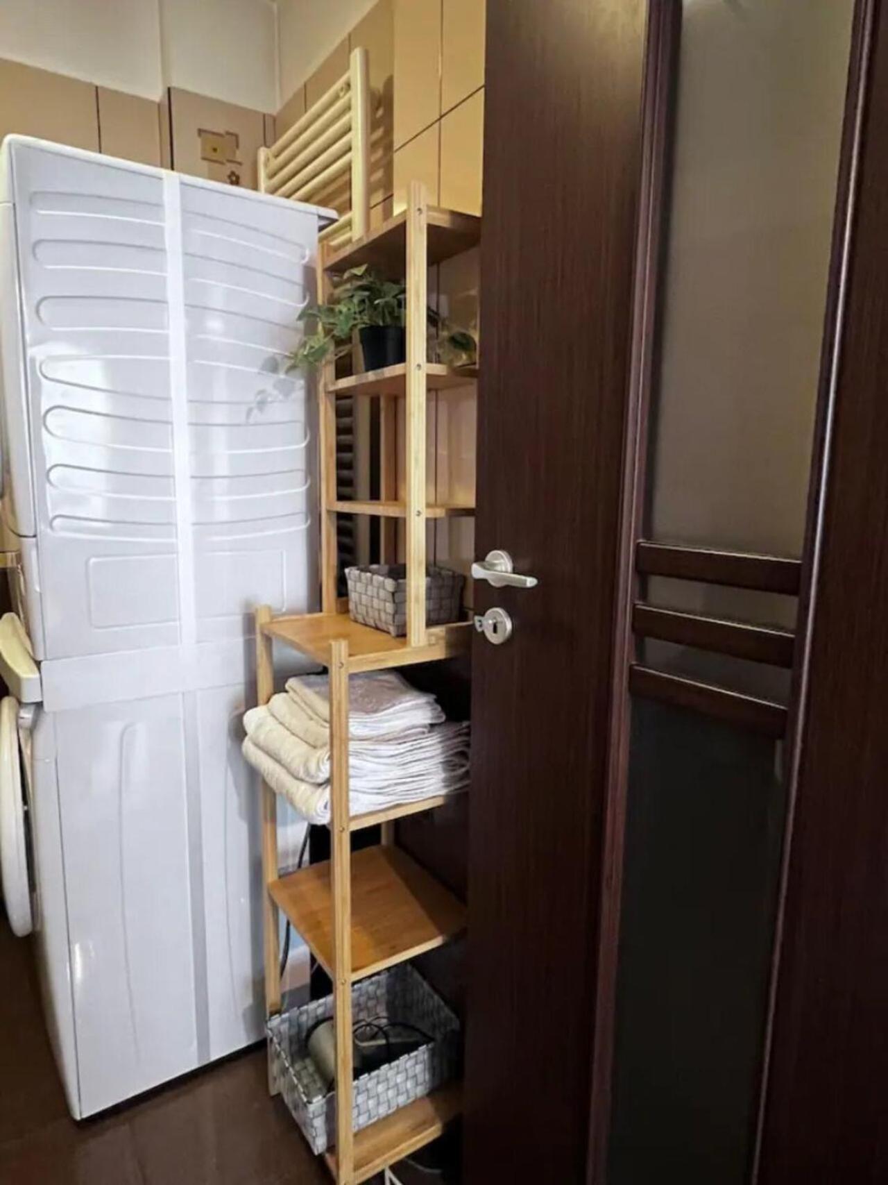 Vila Luminoasa Cu Curte Privata Boekarest Buitenkant foto