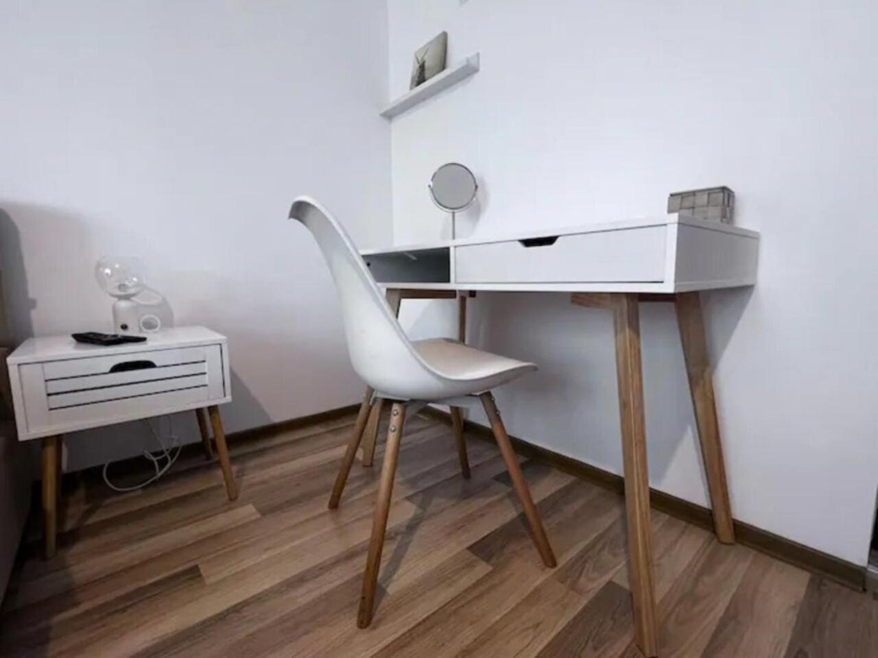 Vila Luminoasa Cu Curte Privata Boekarest Buitenkant foto