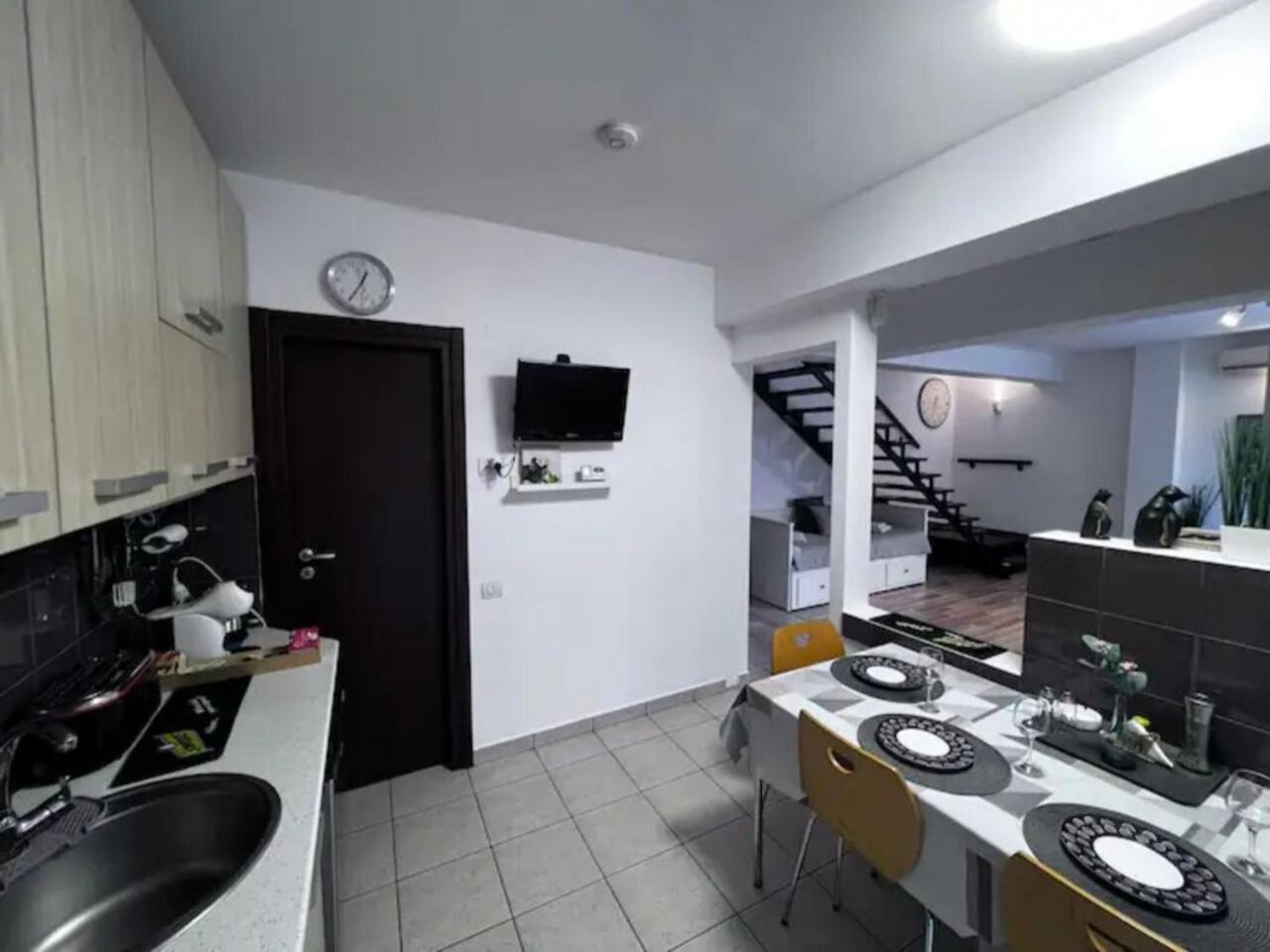 Vila Luminoasa Cu Curte Privata Boekarest Buitenkant foto