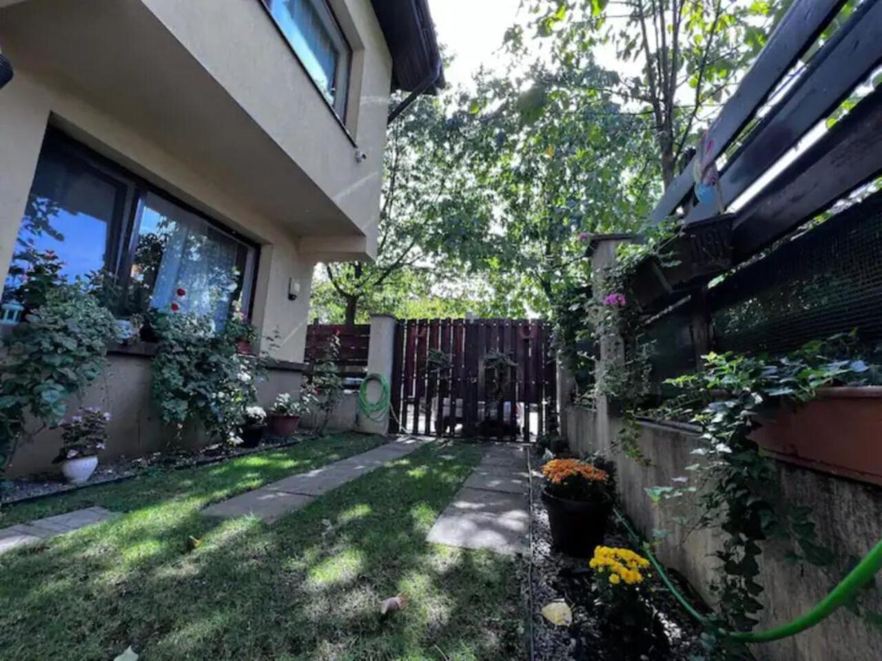 Vila Luminoasa Cu Curte Privata Boekarest Buitenkant foto
