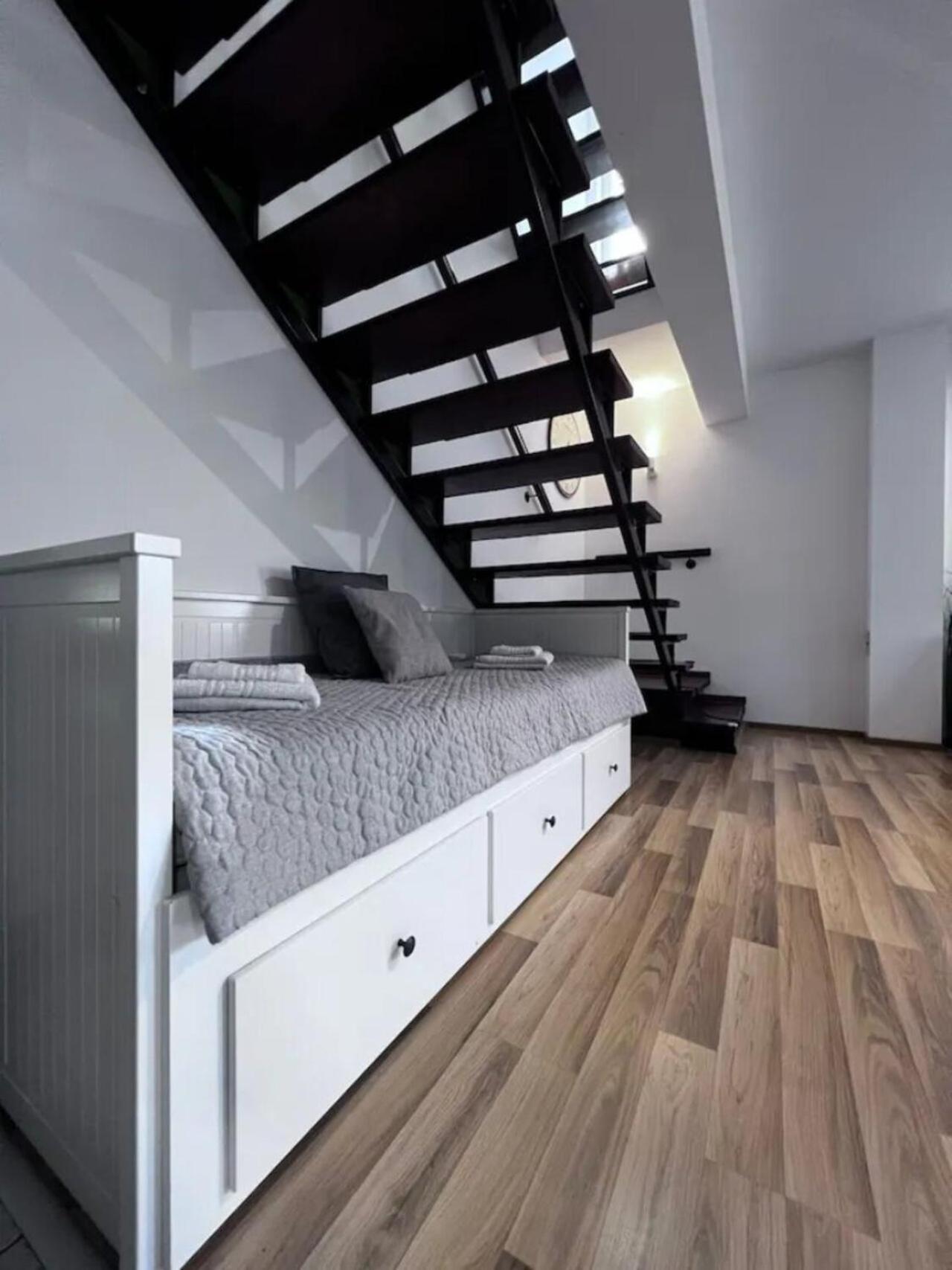 Vila Luminoasa Cu Curte Privata Boekarest Buitenkant foto