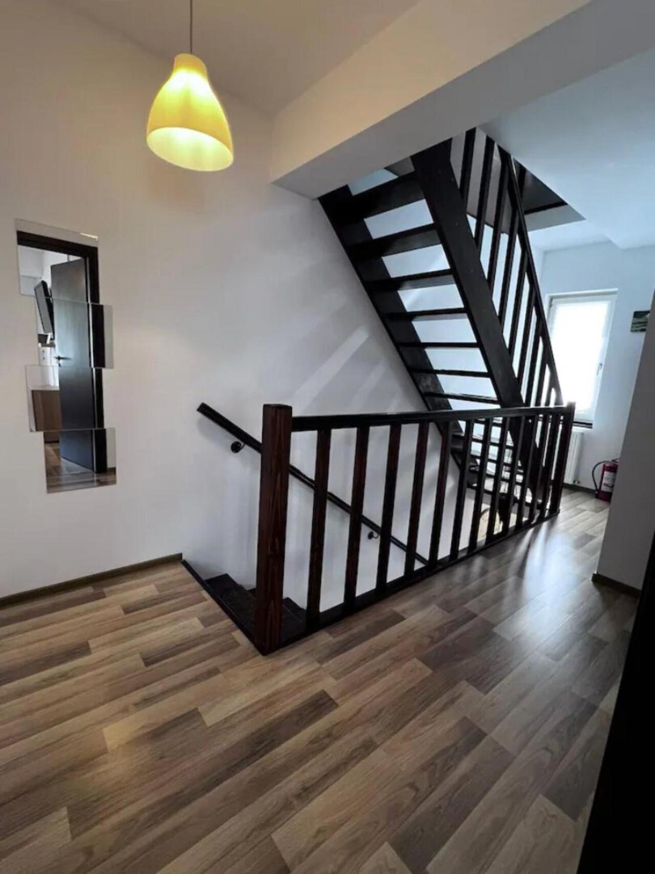 Vila Luminoasa Cu Curte Privata Boekarest Buitenkant foto