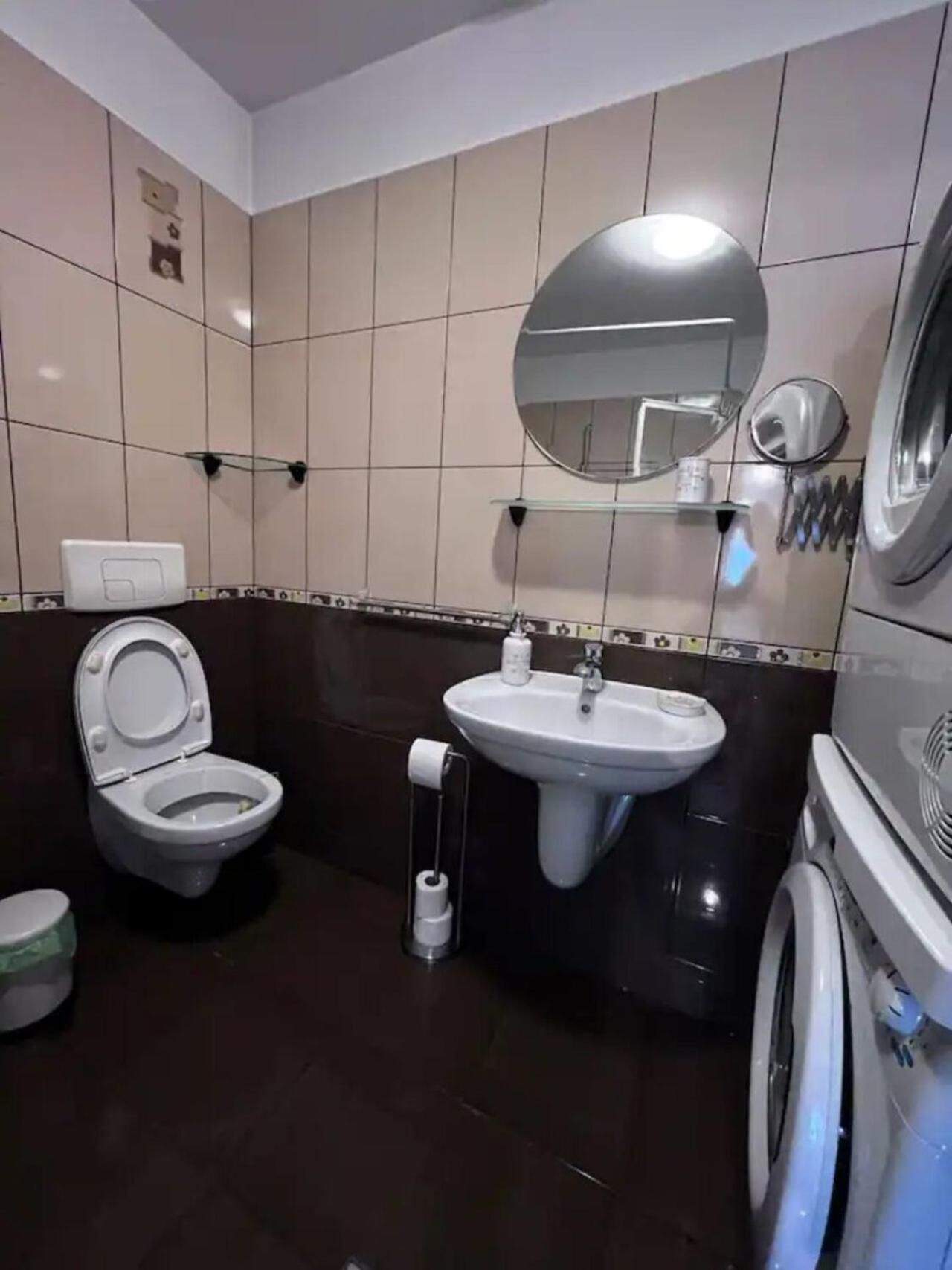 Vila Luminoasa Cu Curte Privata Boekarest Buitenkant foto