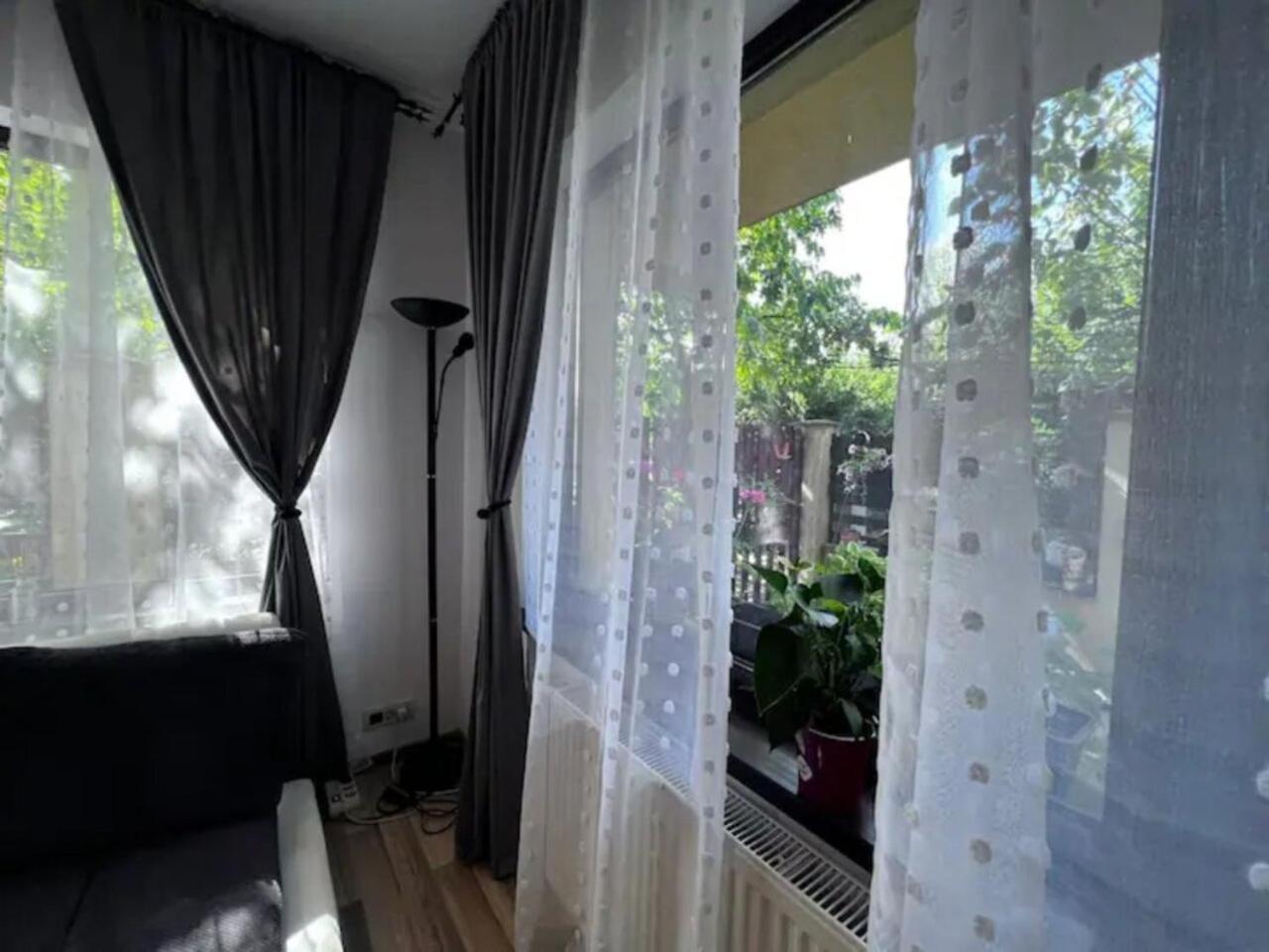 Vila Luminoasa Cu Curte Privata Boekarest Buitenkant foto