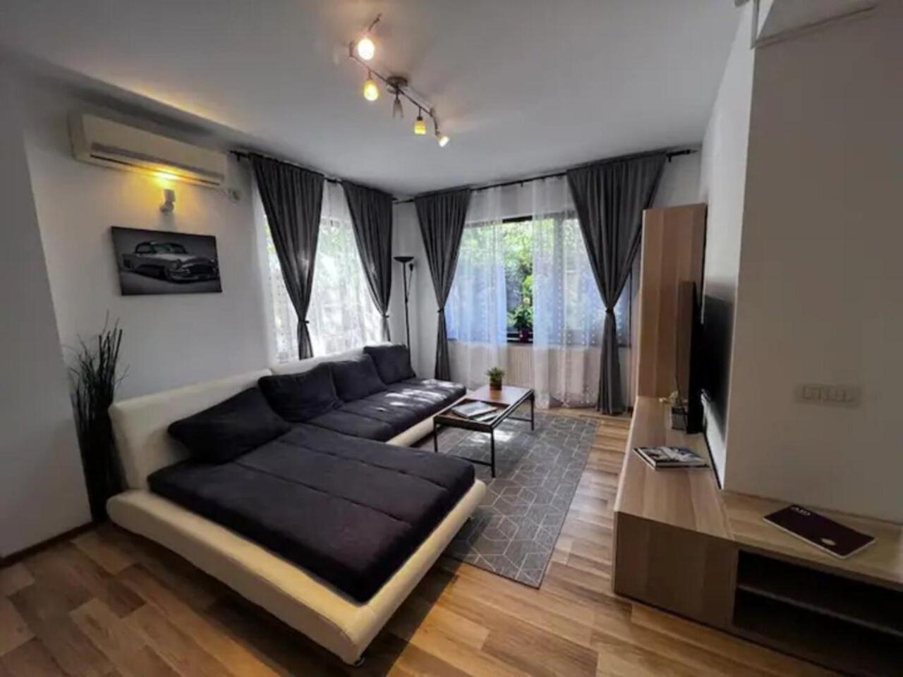 Vila Luminoasa Cu Curte Privata Boekarest Buitenkant foto